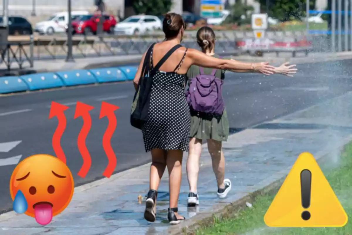 Dos personas caminando por la acera mientras un aspersor de agua las moja en un día caluroso, con emojis que representan calor y precaución.