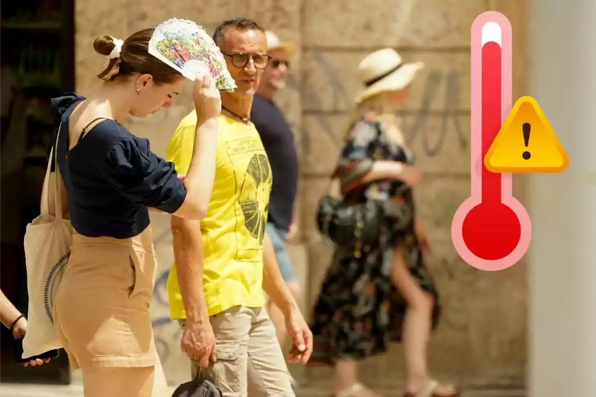 Personas caminando por la calle en un día caluroso, una mujer se abanica mientras un hombre con camiseta amarilla pasa a su lado, al fondo hay un termómetro rojo con un signo de advertencia. Personas caminando por la calle en un día caluroso, una mujer se abanica mientras un hombre con camiseta amarilla pasa a su lado, al fondo hay un termómetro rojo con un signo de advertencia.
