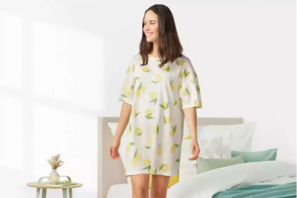 Mujer sonriendo con un camisón de estampado de limones en una habitación luminosa. Mujer sonriendo con un camisón de estampado de limones en una habitación luminosa.