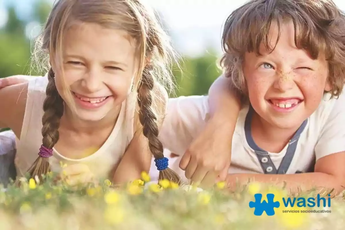 2 ñiños tumbados sonrientes con el logo de washi