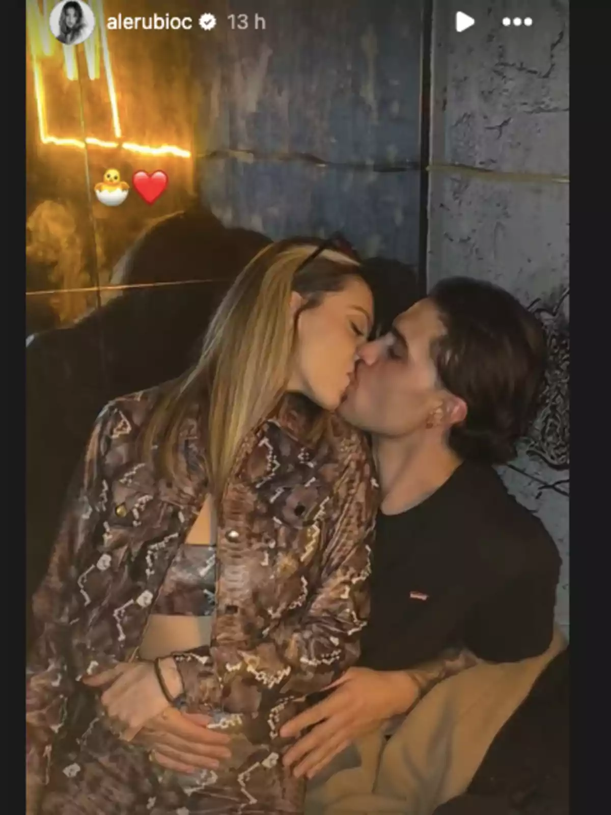 Alejandra Rubio y Carlo Costanzia compartiendo un beso en un ambiente íntimo y acogedor. Alejandra Rubio y Carlo Costanzia compartiendo un beso en un ambiente íntimo y acogedor.
