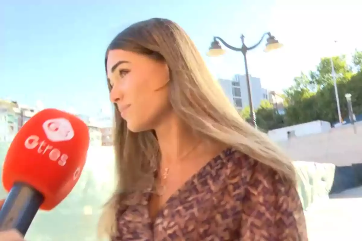 Ana Soria siendo entrevistada por un micrófono de la cadena de televisión Ana Soria siendo entrevistada por un micrófono de la cadena de televisión