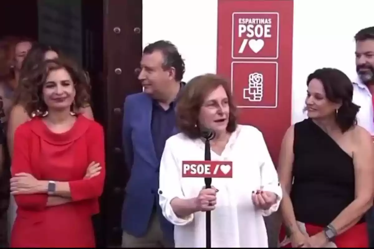 Sagrario Fernández junto a María Jesús Montero