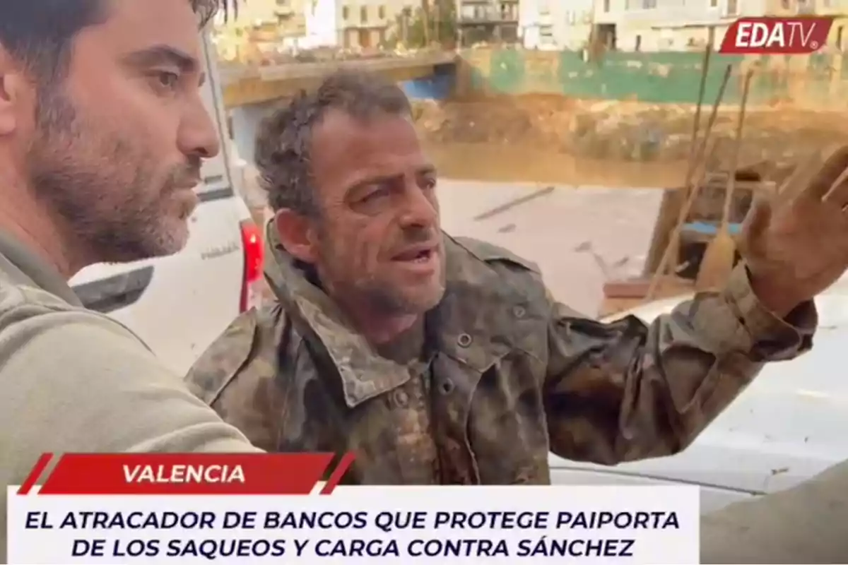 Dos hombres conversan al aire libre en un entorno urbano con un río al fondo y un texto en la parte inferior que menciona Valencia y un titular sobre un atracador de bancos.