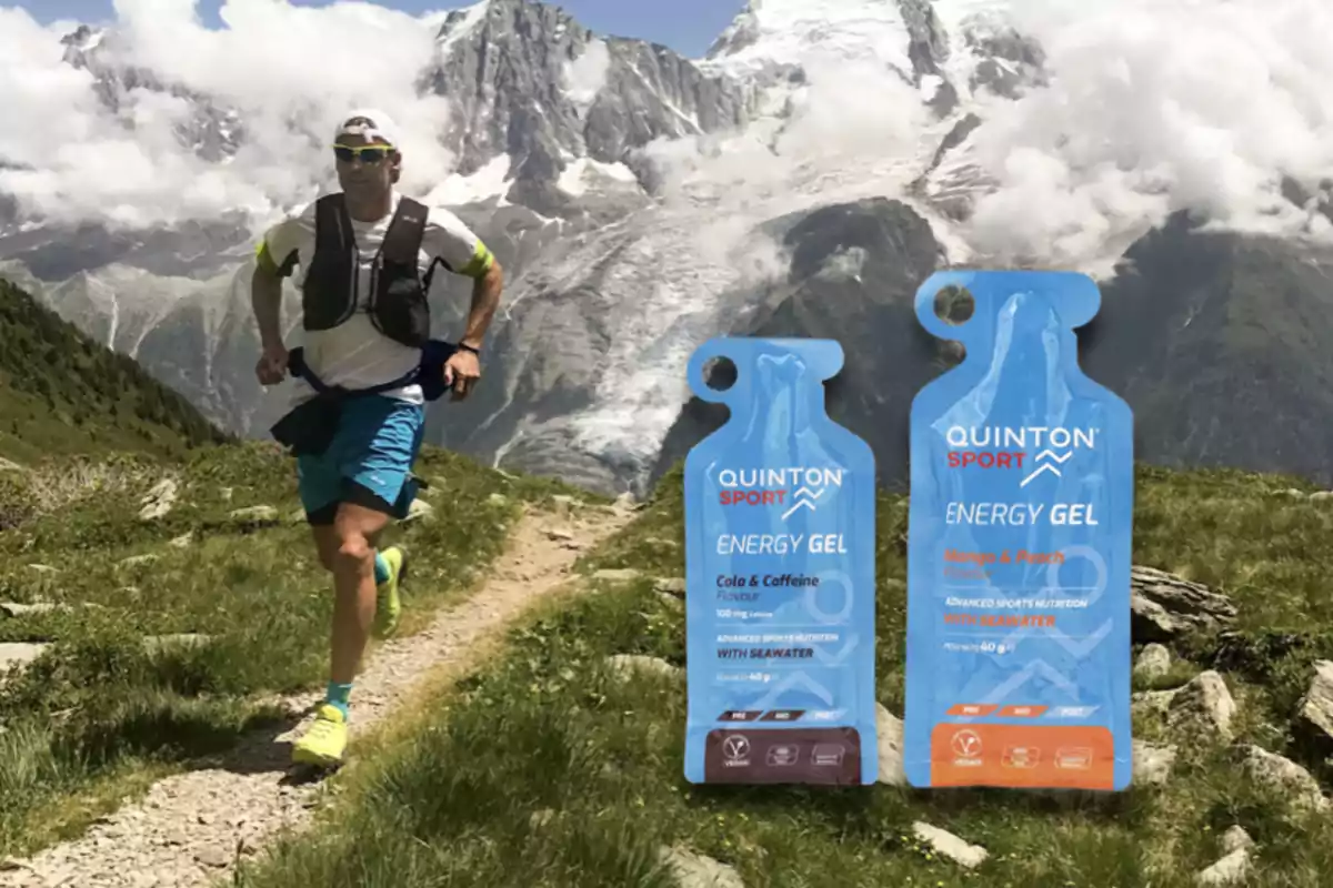 Un corredor en un sendero de montaña rodeado de un paisaje alpino, junto a dos paquetes de gel energético Quinton Sport.