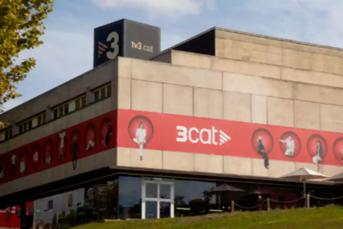 Edificio de la televisión catalana TV3 con un mural rojo y el logo de 3cat en la fachada Edificio de la televisión catalana TV3 con un mural rojo y el logo de 3cat en la fachada