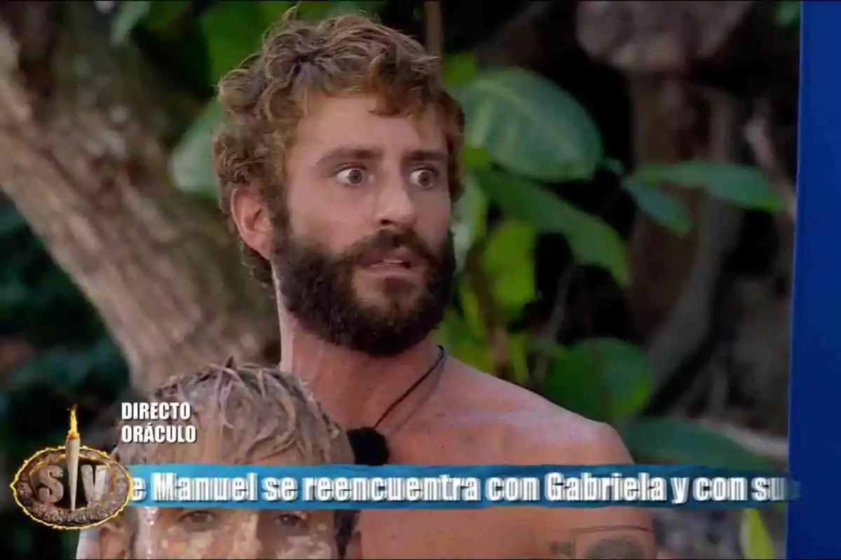 Pelayo Díaz con barba y expresión sorprendida está al aire libre, con vegetación de fondo y un texto en la parte inferior de la imagen. Pelayo Díaz con barba y expresión sorprendida está al aire libre, con vegetación de fondo y un texto en la parte inferior de la imagen.