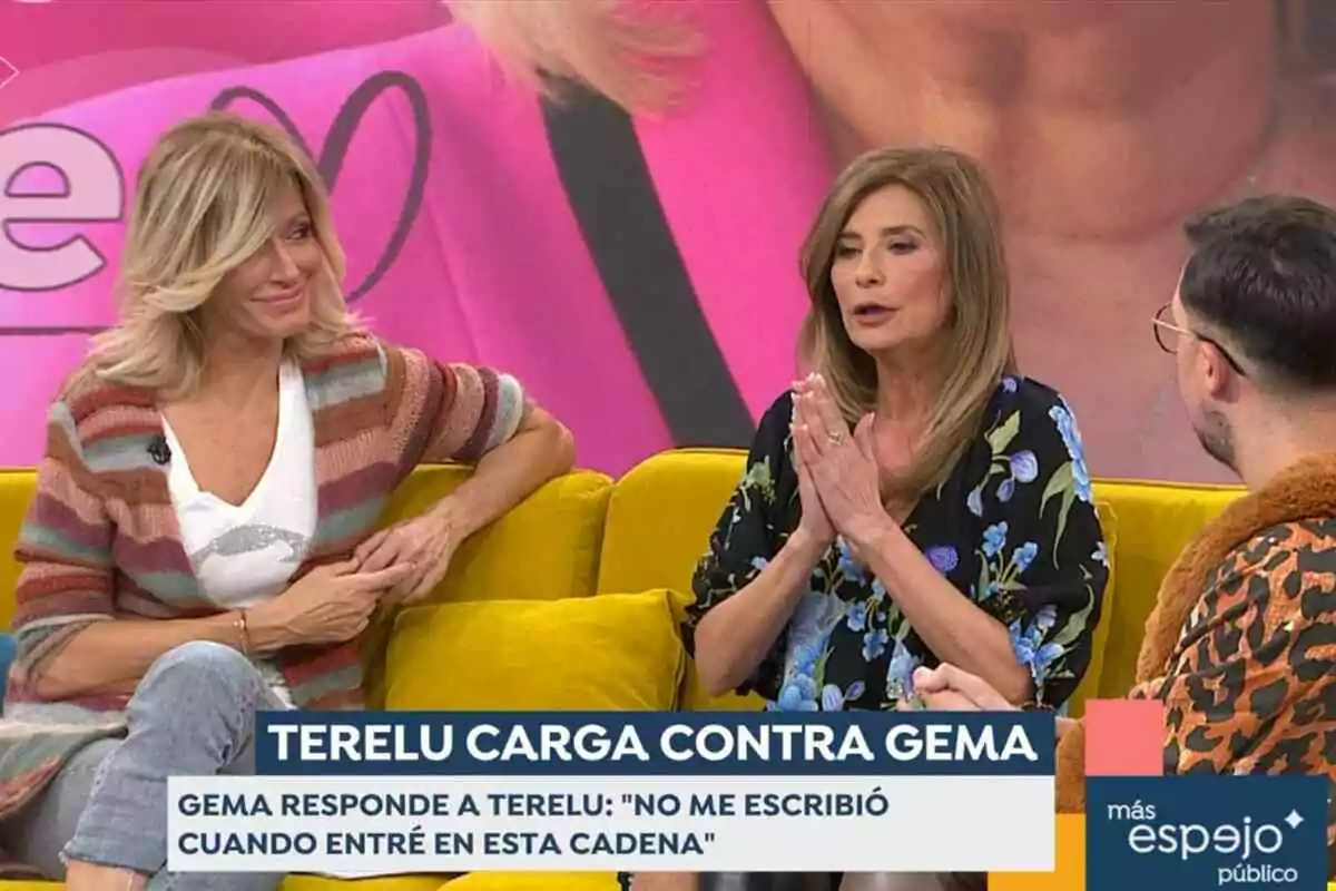 Gema López and Susanna Griso sitting on a yellow couch on 'Espejo público', with text on screen that says 