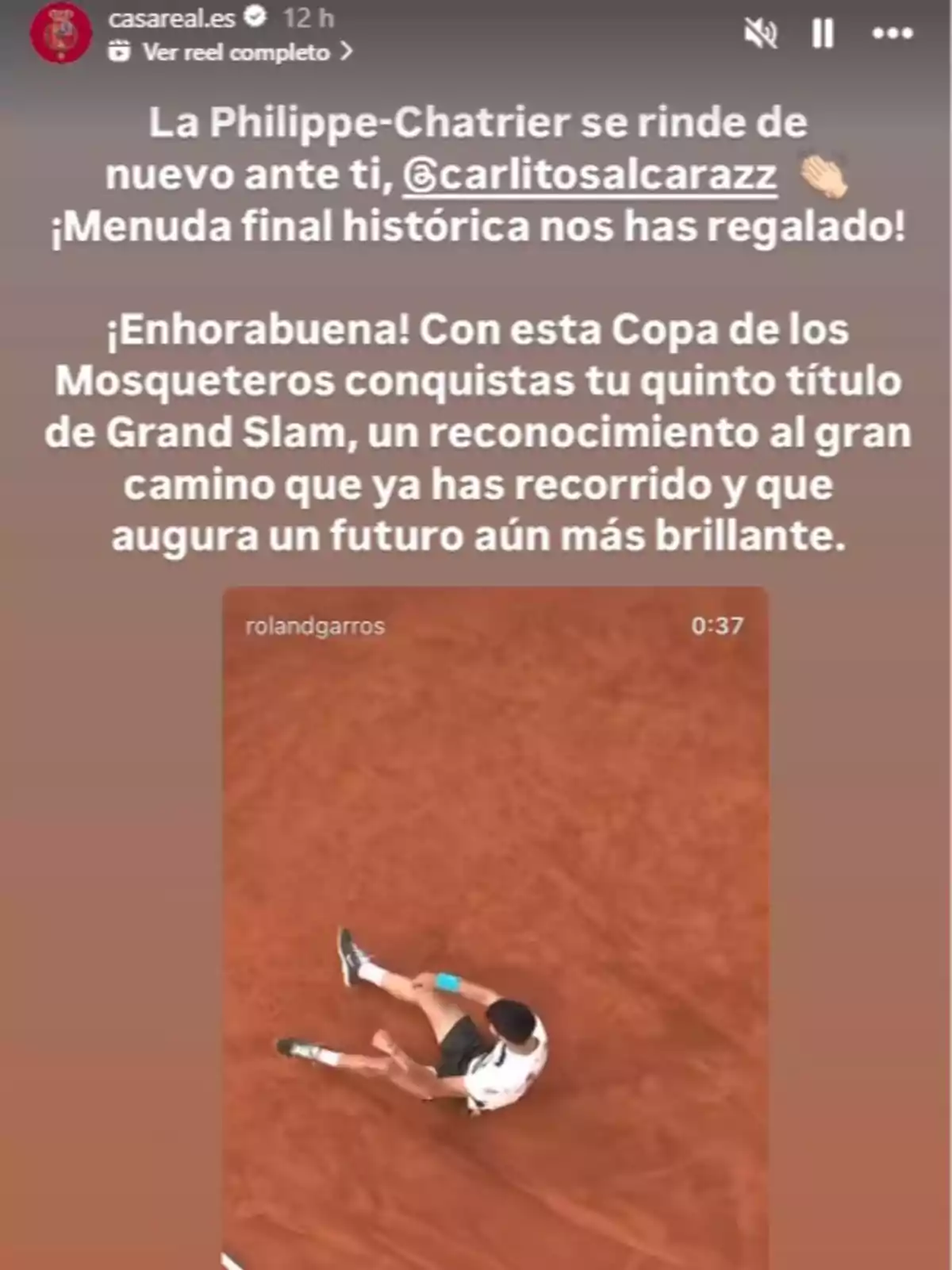 Publicación de Instagram de la Casa Real felicitando a Carlos Alcaraz, que está sentado en la pista de arcilla tras ganar un torneo importante Publicación de Instagram de la Casa Real felicitando a Carlos Alcaraz, que está sentado en la pista de arcilla tras ganar un torneo importante