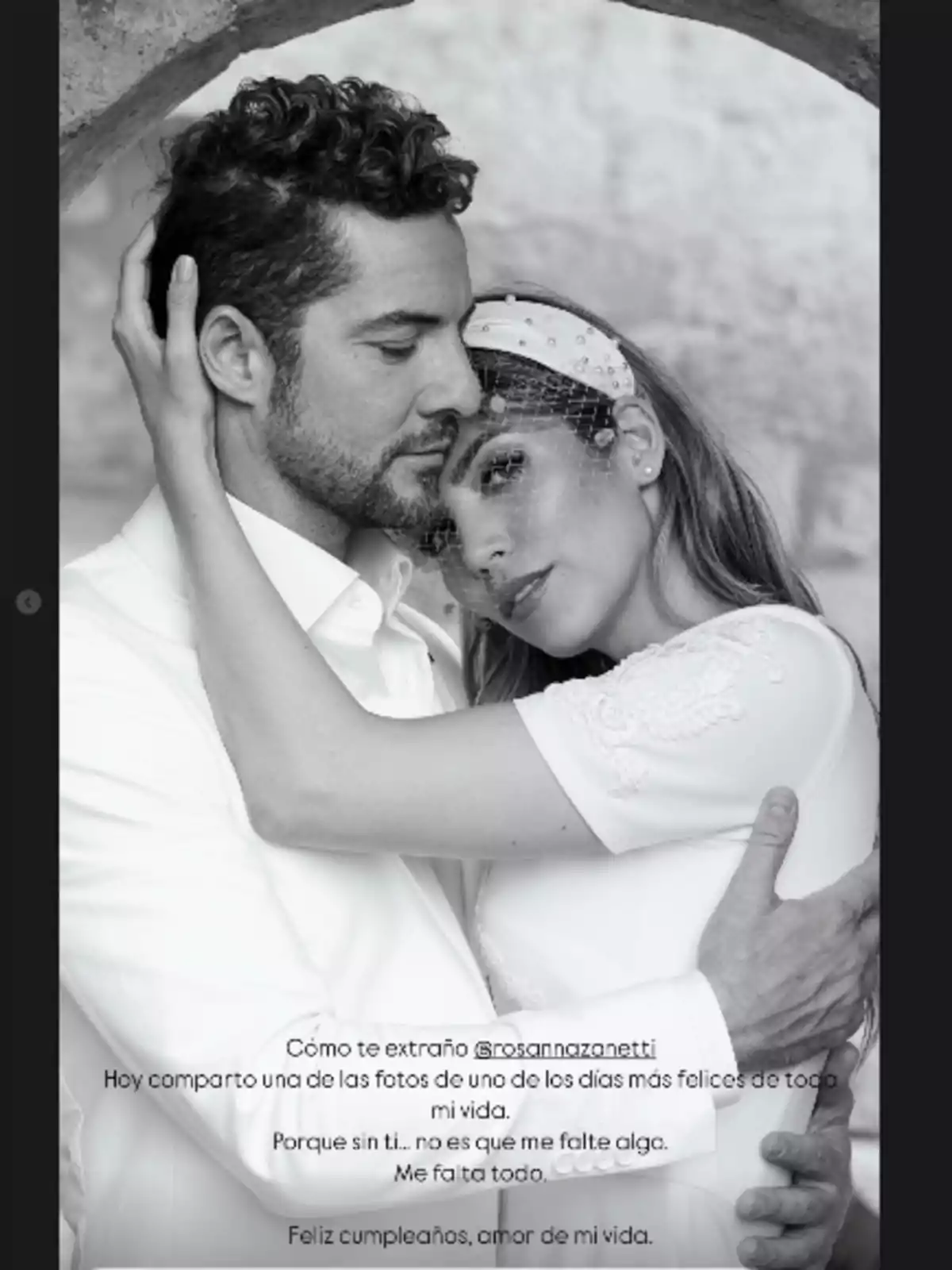 David Bisbal y Rosanna Zanetti abrazándose de manera cariñosa en una foto en blanco y negro con un mensaje emotivo sobre el amor y el cumpleaños David Bisbal y Rosanna Zanetti abrazándose de manera cariñosa en una foto en blanco y negro con un mensaje emotivo sobre el amor y el cumpleaños