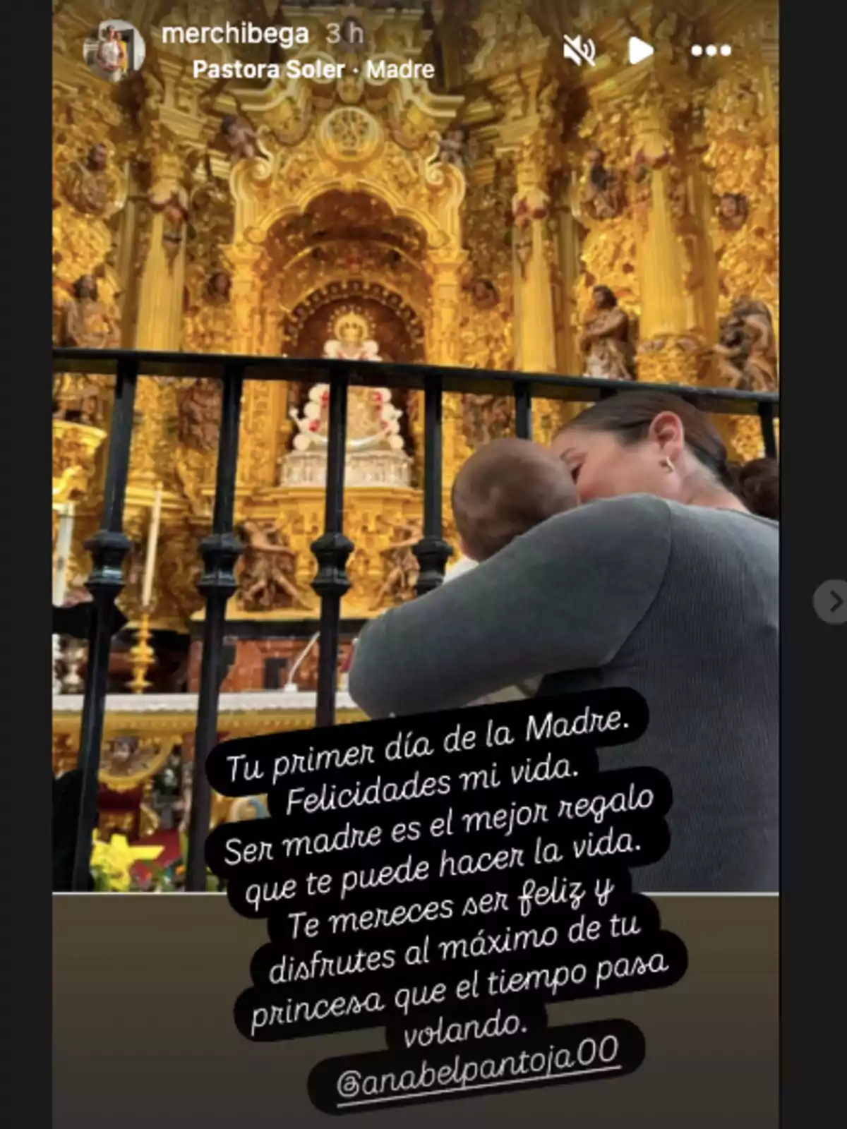 Anabel Pantoja sostiene a un bebé frente a un altar dorado en una iglesia, con un mensaje de felicitación por el Día de la Madre. Anabel Pantoja sostiene a un bebé frente a un altar dorado en una iglesia, con un mensaje de felicitación por el Día de la Madre.