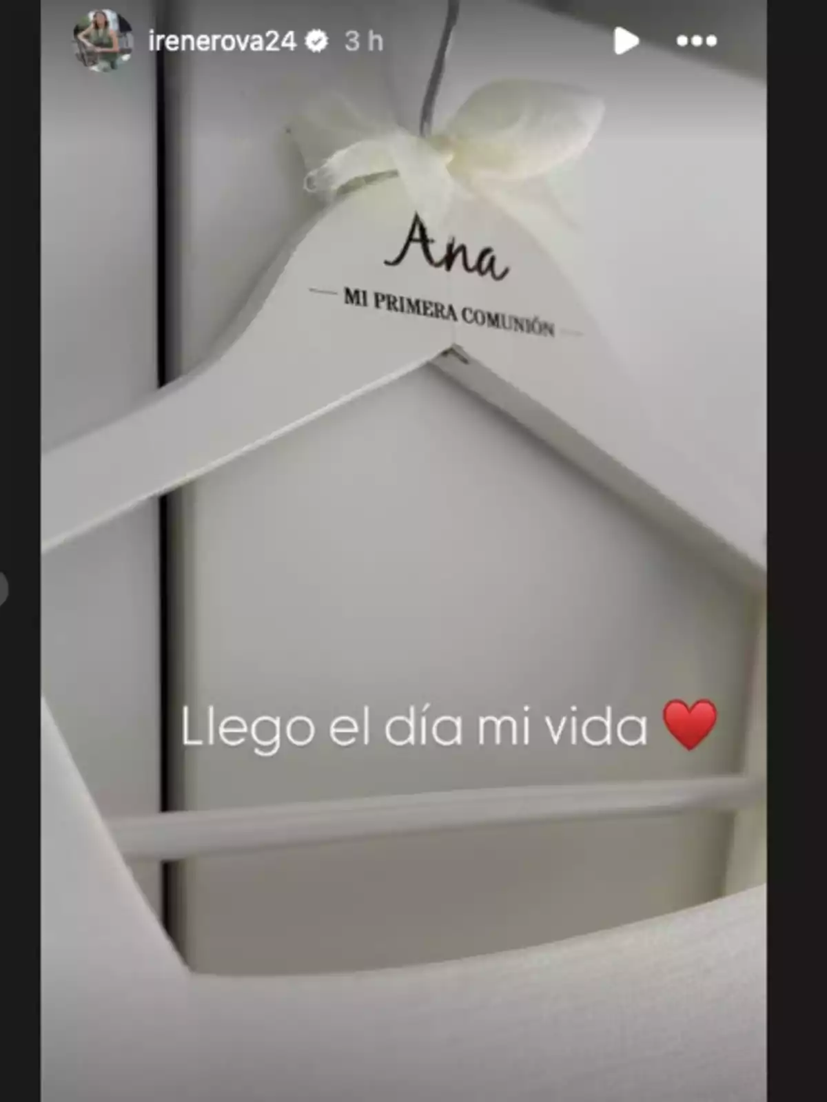 Percha blanca personalizada con el nombre Ana y la frase mi primera comunión decorada con un lazo blanco y un mensaje que dice llego el día mi vida acompañado de un corazón rojo Percha blanca personalizada con el nombre Ana y la frase mi primera comunión decorada con un lazo blanco y un mensaje que dice llego el día mi vida acompañado de un corazón rojo