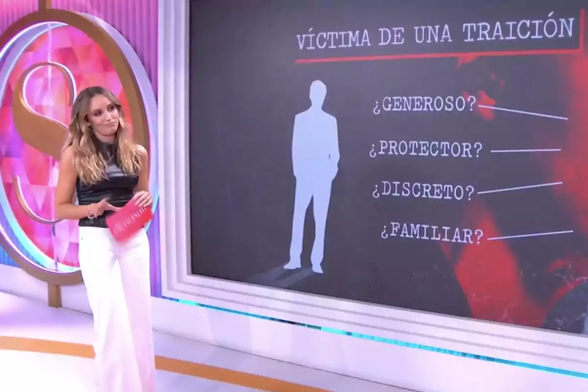 Aran Santos está de pie junto a una pantalla que muestra la silueta de una persona y las palabras Aran Santos está de pie junto a una pantalla que muestra la silueta de una persona y las palabras