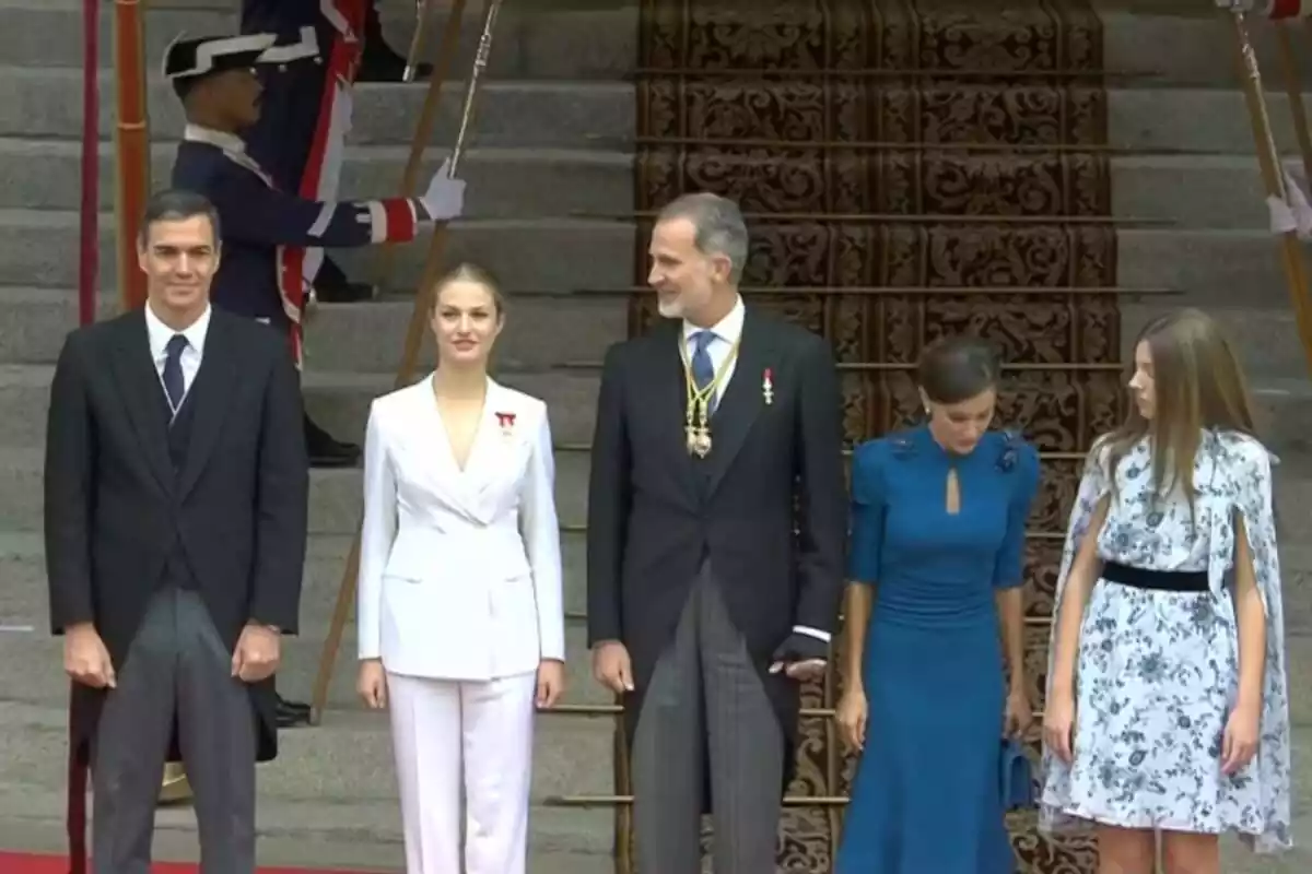 Capture of 'Let's see' with King Felipe VI, Letizia, Princess Leonor, Sofía and Pedro Sánchez in the Congress of Deputies Capture of 'Let's see' with King Felipe VI, Letizia, Princess Leonor, Sofía and Pedro Sánchez in the Congress of Deputies