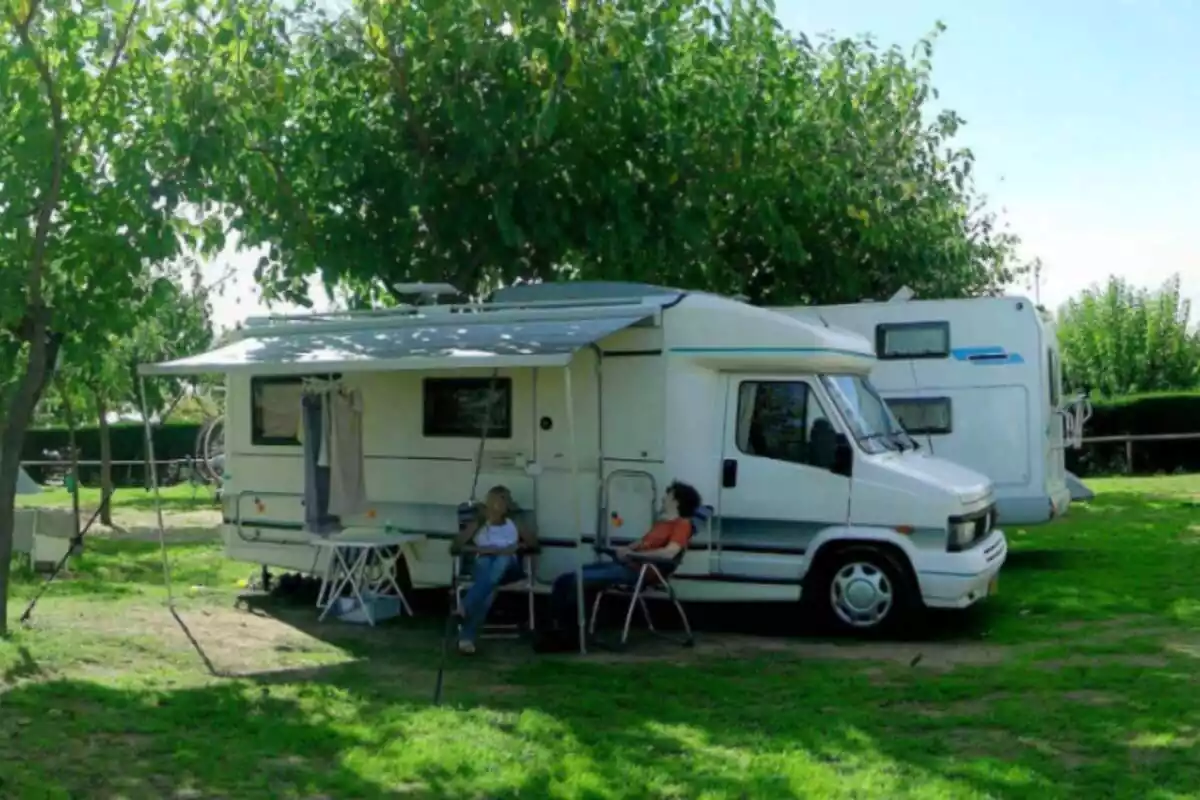 Plano general de una caravana aparcada en el Camping Barcelona de Mataró