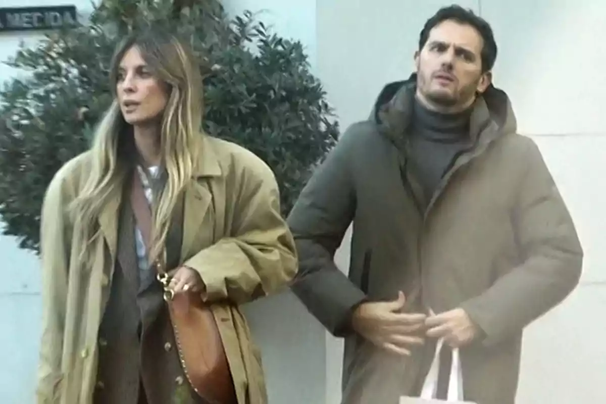 Carla Cotterli y Albert Rivera caminando al aire libre con abrigos y bolsos. Carla Cotterli y Albert Rivera caminando al aire libre con abrigos y bolsos.