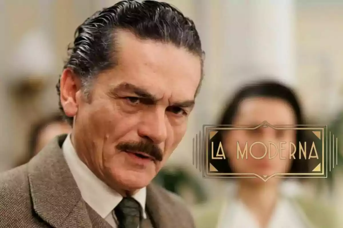 Carles Sanjaime with a moustache and a serious expression, dressed in a brown suit, with the "La Moderna" logo superimposed.