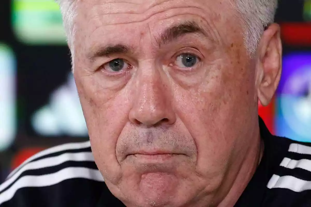 Carlo Ancelotti pensativo