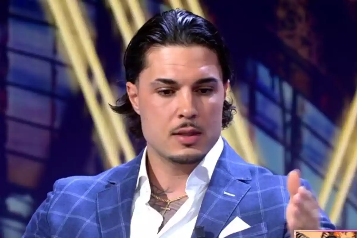 Carlo Costanzia, con cabello oscuro y peinado hacia atrás, vestido con un traje azul y camisa blanca, en el plató de '¡De Viernes!' Carlo Costanzia, con cabello oscuro y peinado hacia atrás, vestido con un traje azul y camisa blanca, en el plató de '¡De Viernes!'