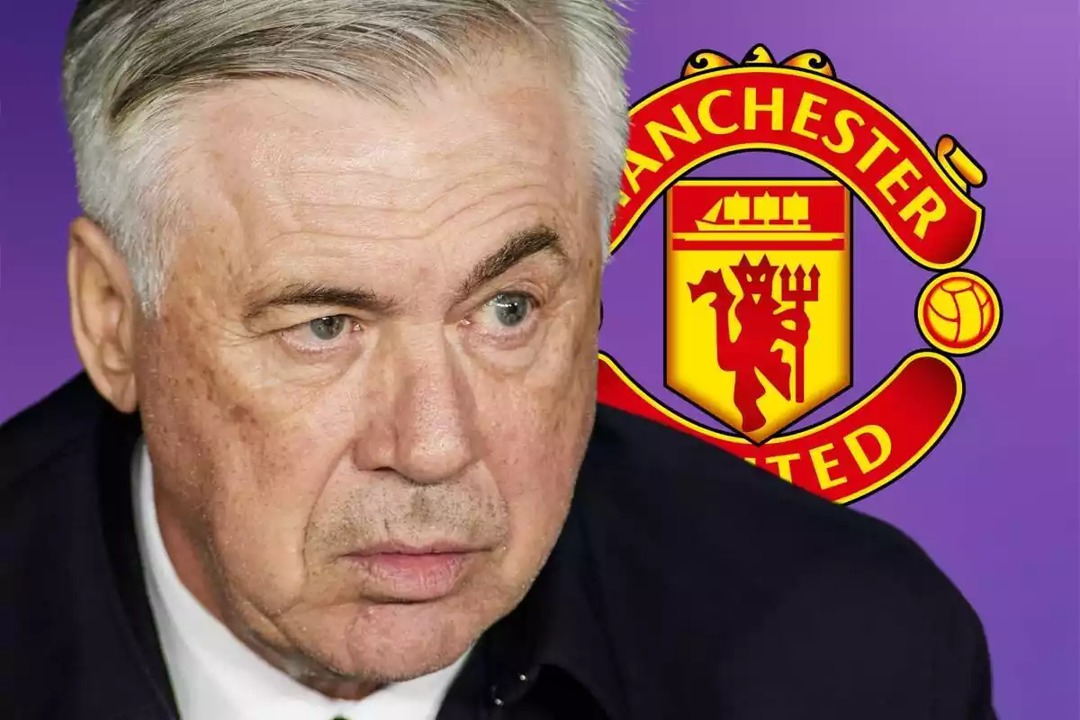 Carlo Ancelotti mirando a un costado con el escudo del Manchester United