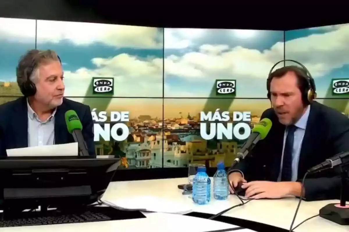 Carlos Alsina y Óscar Puente en un estudio de rádio
