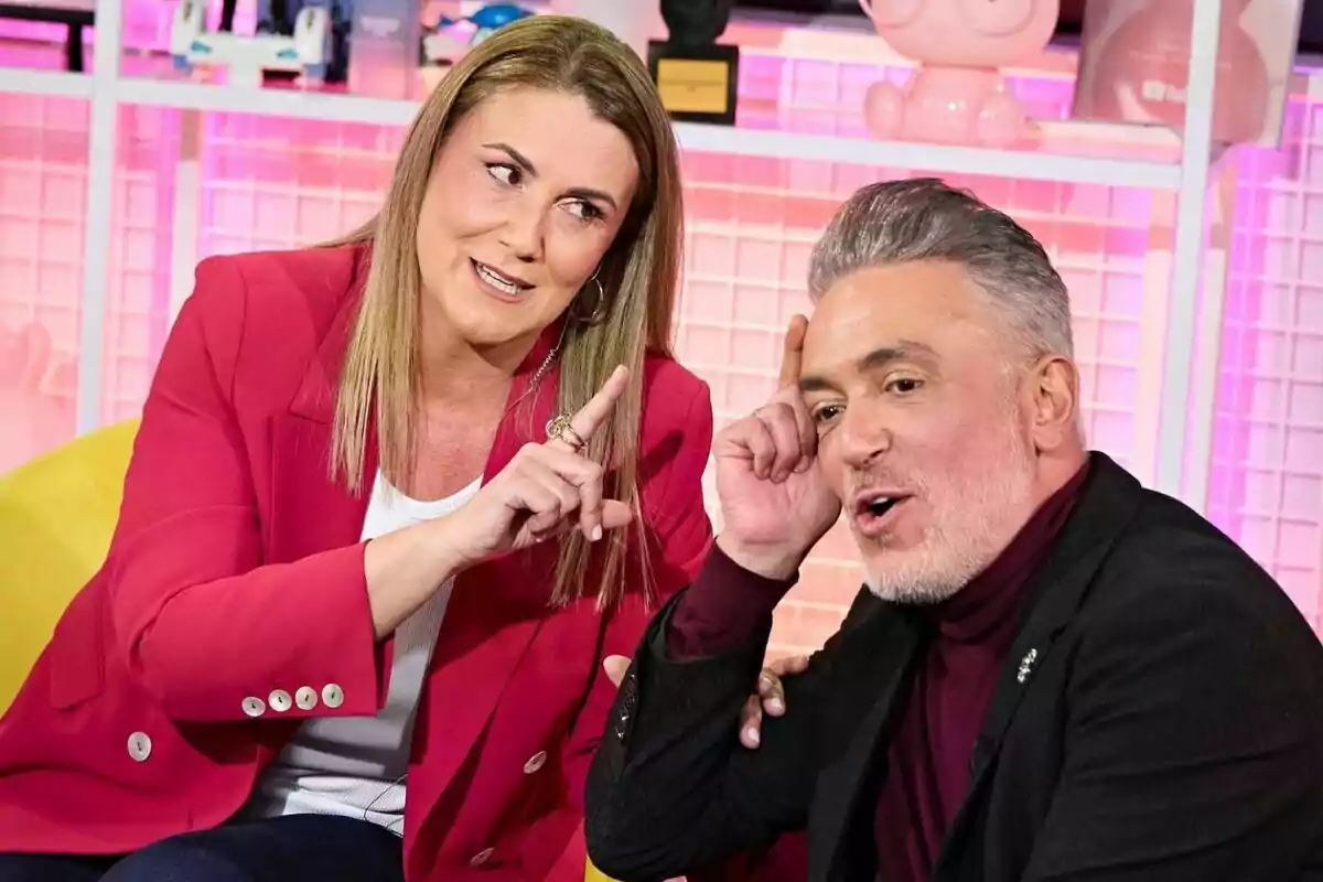 Carlota Corredera y Kiko Hernández sentadas en un ambiente colorido gesticulando con las manos y sonriendo en Tentáculos. Carlota Corredera y Kiko Hernández sentadas en un ambiente colorido gesticulando con las manos y sonriendo en Tentáculos.