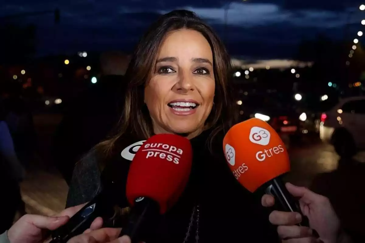 Carmen Alcayde delante de los micrófonos de la prensa en el tanatorio Carmen Alcayde delante de los micrófonos de la prensa en el tanatorio