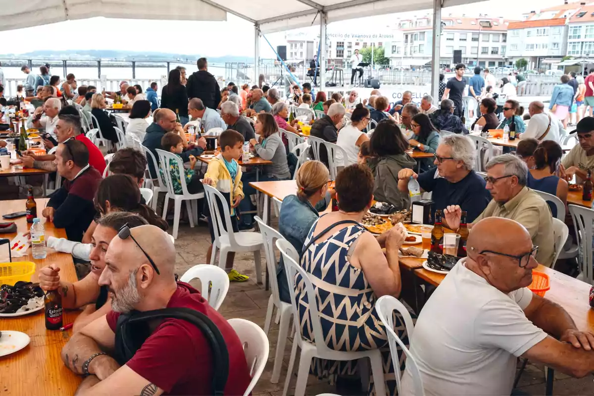 Comensales en la carpa gastronómica