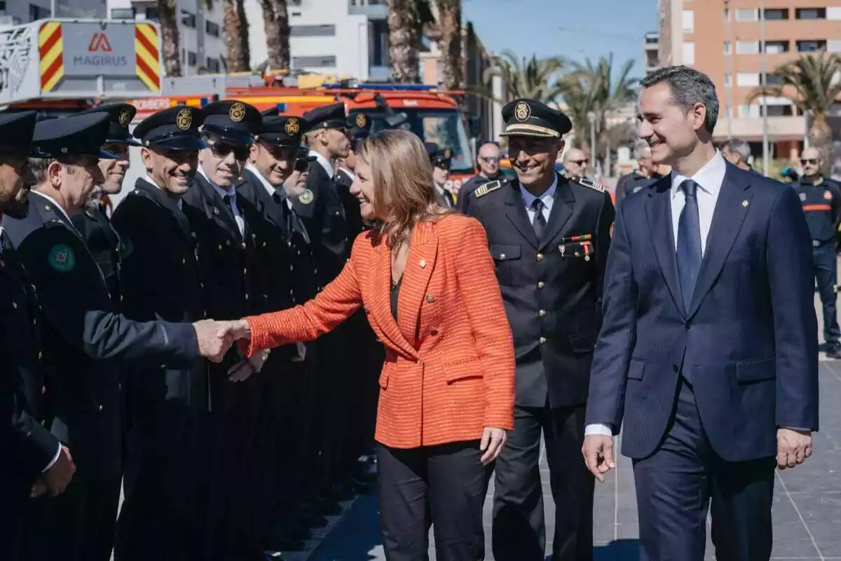 La alcaldesa de Castellón, Begoña Carrasco, saluda a los mandos del cuerpo de bomberos