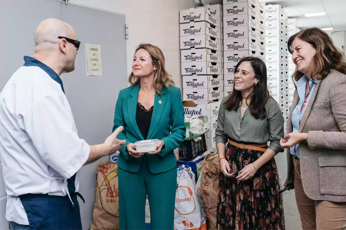 La Alcaldesa, Begoña Carrasco, durante la visita