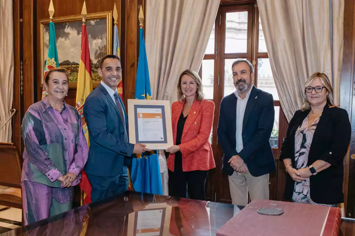 Begoña Carrasco, alcaldesa de Castellón, recibiendo el premio