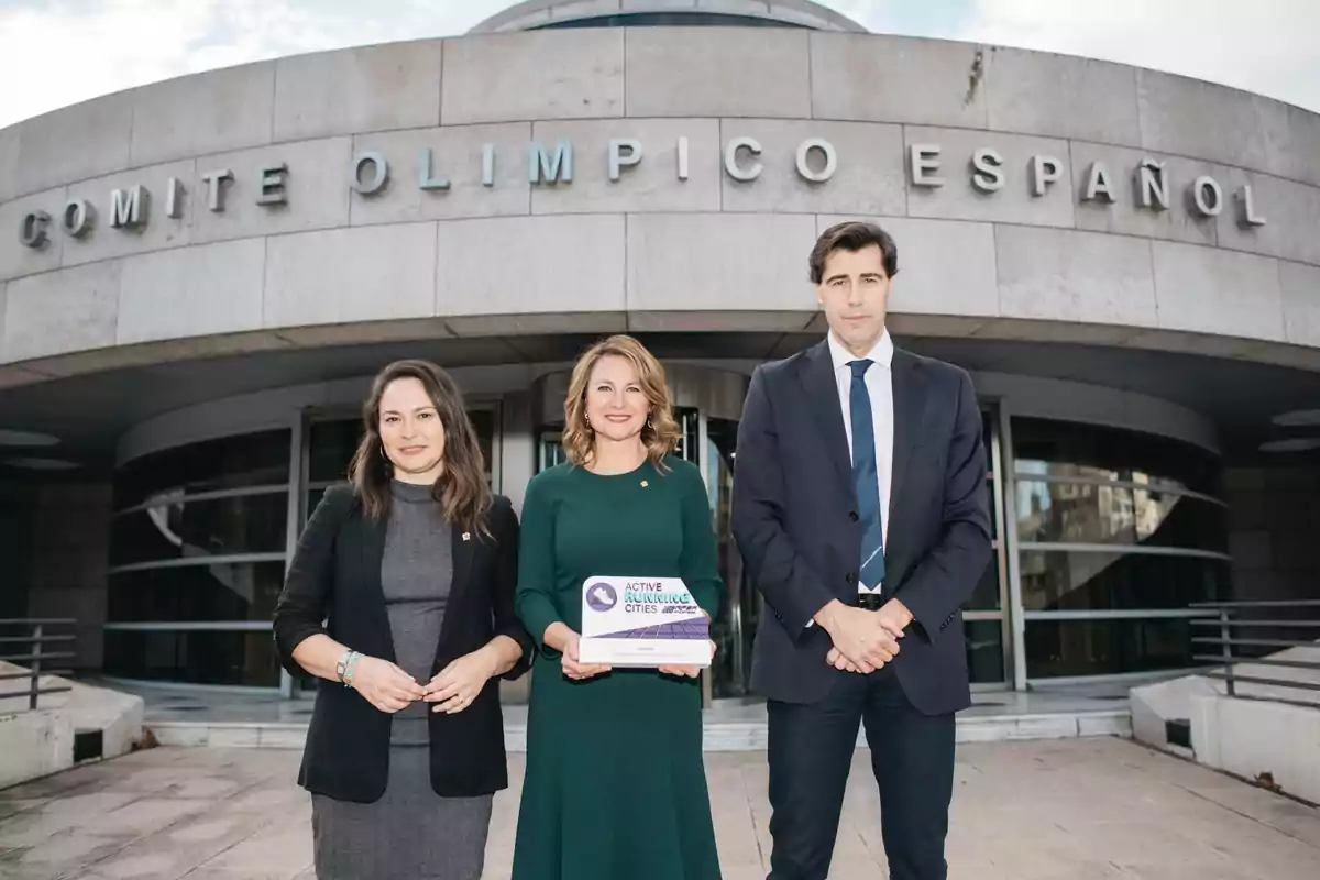 Begoña Carrasco, alcaldesa de Castellón, junto a la concejala de Deportes, Maica Hurtado, y Alejandro Blanco, presidente del COE