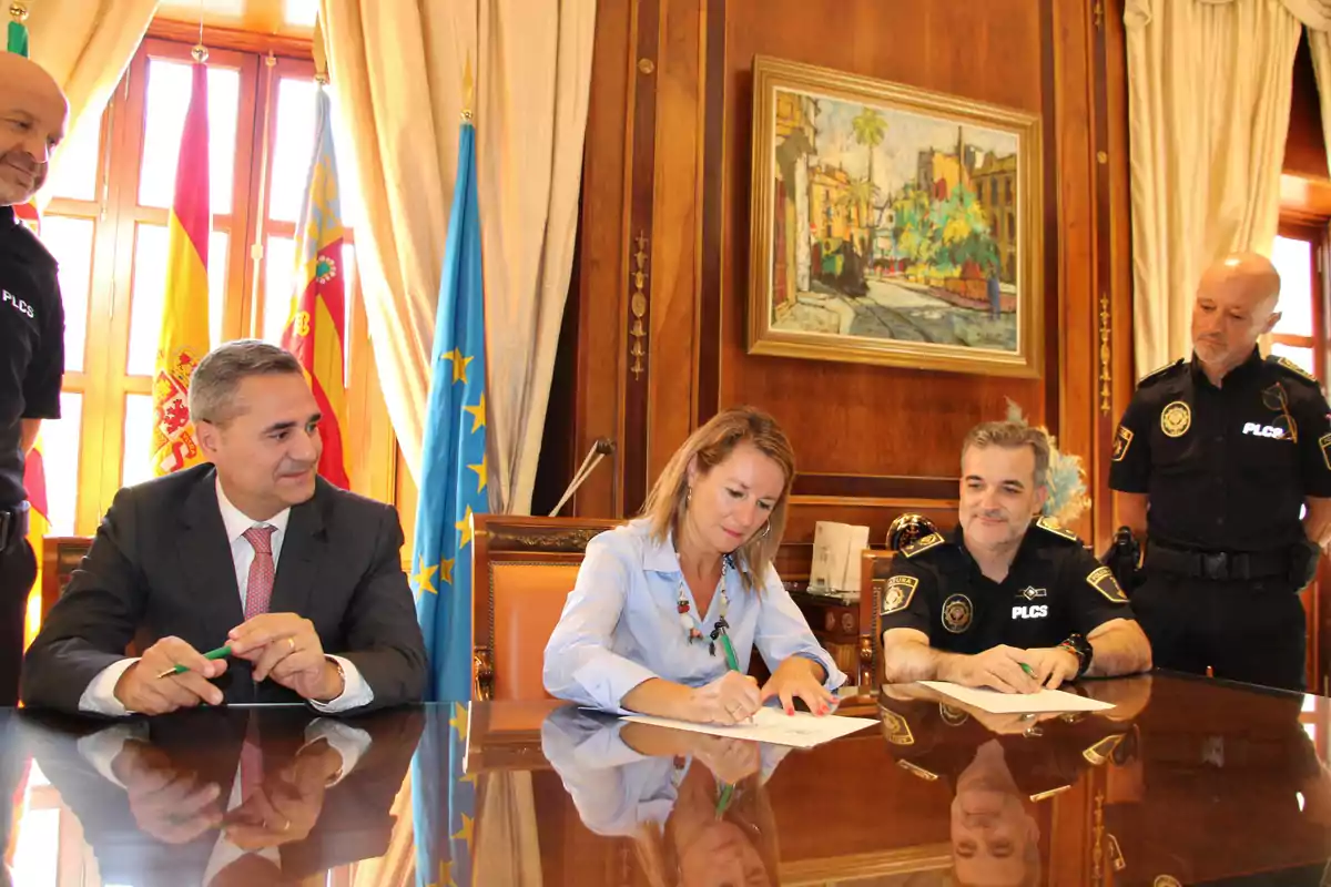 La alcaldesa de Castellón firmando la orden