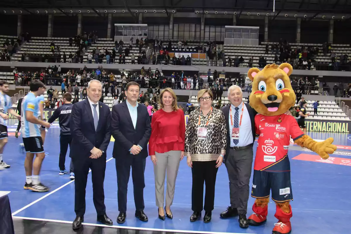 Begoña Carrasco, alcaldesa de Castellón, durante el inicio del partido