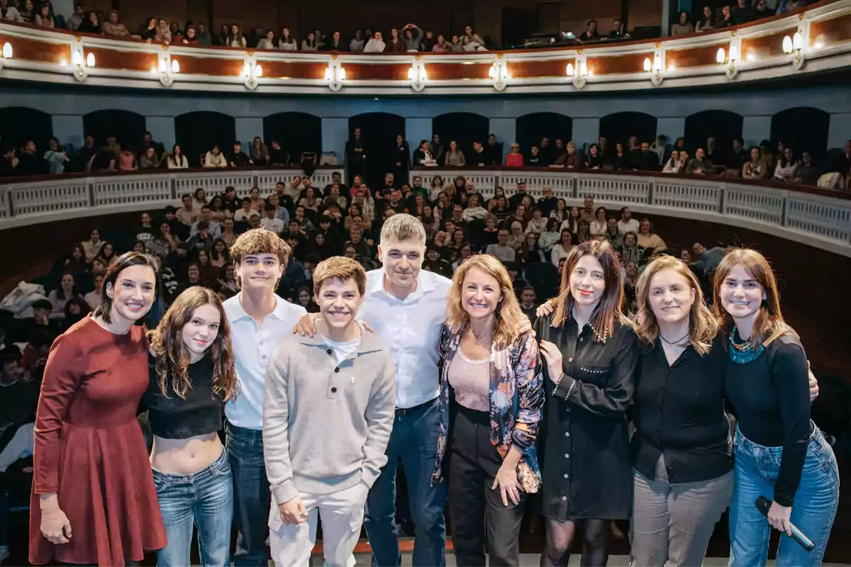 La Alcaldesa, Begoña Carrasco, con el elenco de la serie Invisible