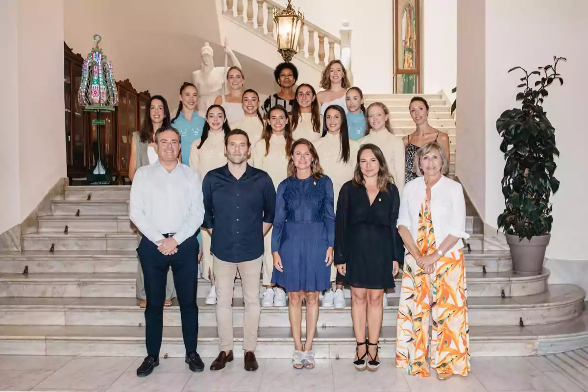 Begoña Carrasco junto a la concejala de Deportes, Maica Hurtado, el presidente de la Real Federación Española de Gimnasia, Jesús Carballo, la vicepresidenta de la federación valenciana de gimnasia