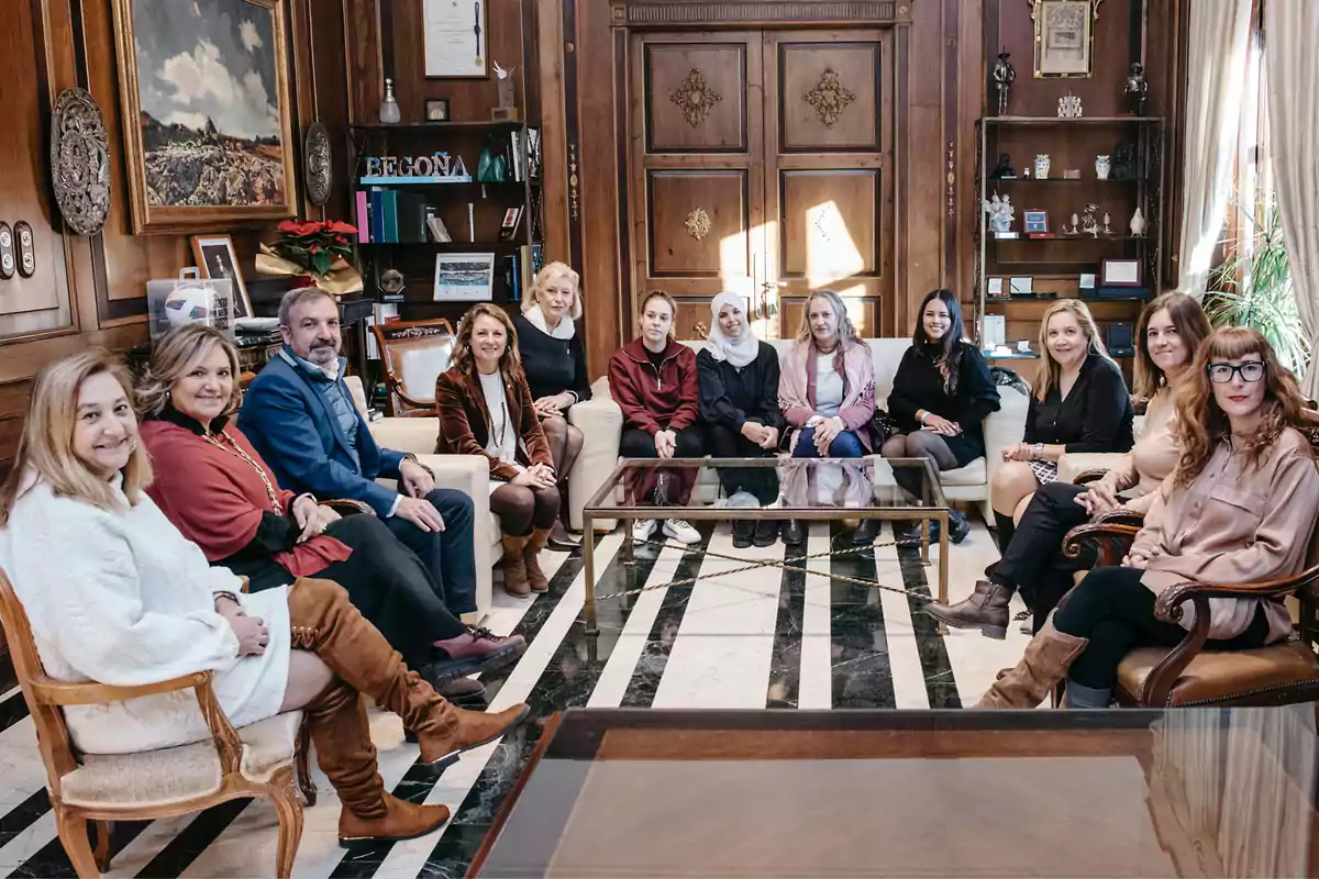 La alcaldesa de Castellón, Begoña Carrasco, reunida con representantes de la Asociación de Técnicos para la Integración Social Cultural y Educativa (Atisce), terapeutas y usuarias del programa MARI (Mujeres Admirables, Resilientes y con Iniciativa).