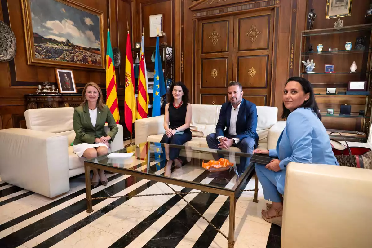 Begoña Carrasco junto la directora de la Fundació, Alejandra Silvestre y otros representantes