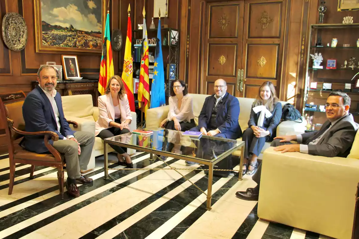 Begońa Carrasco, junto al concejal de Economía, Juan Carlos Redondo, y representantes de Camplus Ibérica y Calpe Invest