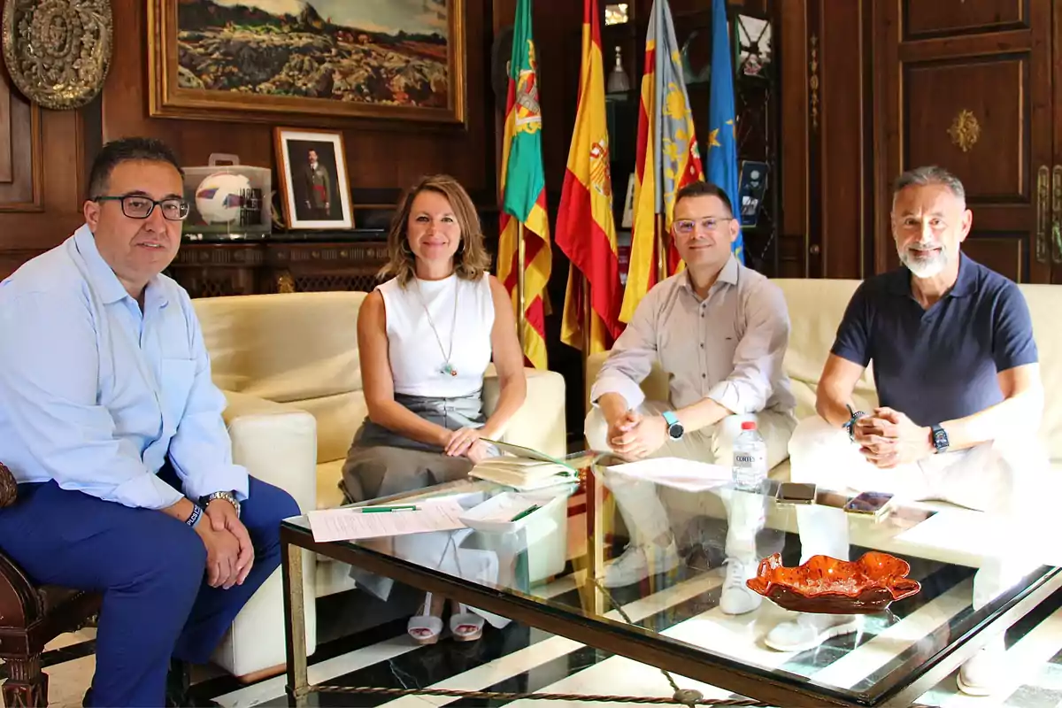 La alcaldesa de Castellón, Begoña Carrasco y el concejal de Modernización, Paco Cabañero, junto al presidente de la Asociación de Empresas Tecnológicas de Castellón, XarxaTec, José Bort, y Carlos Jaime