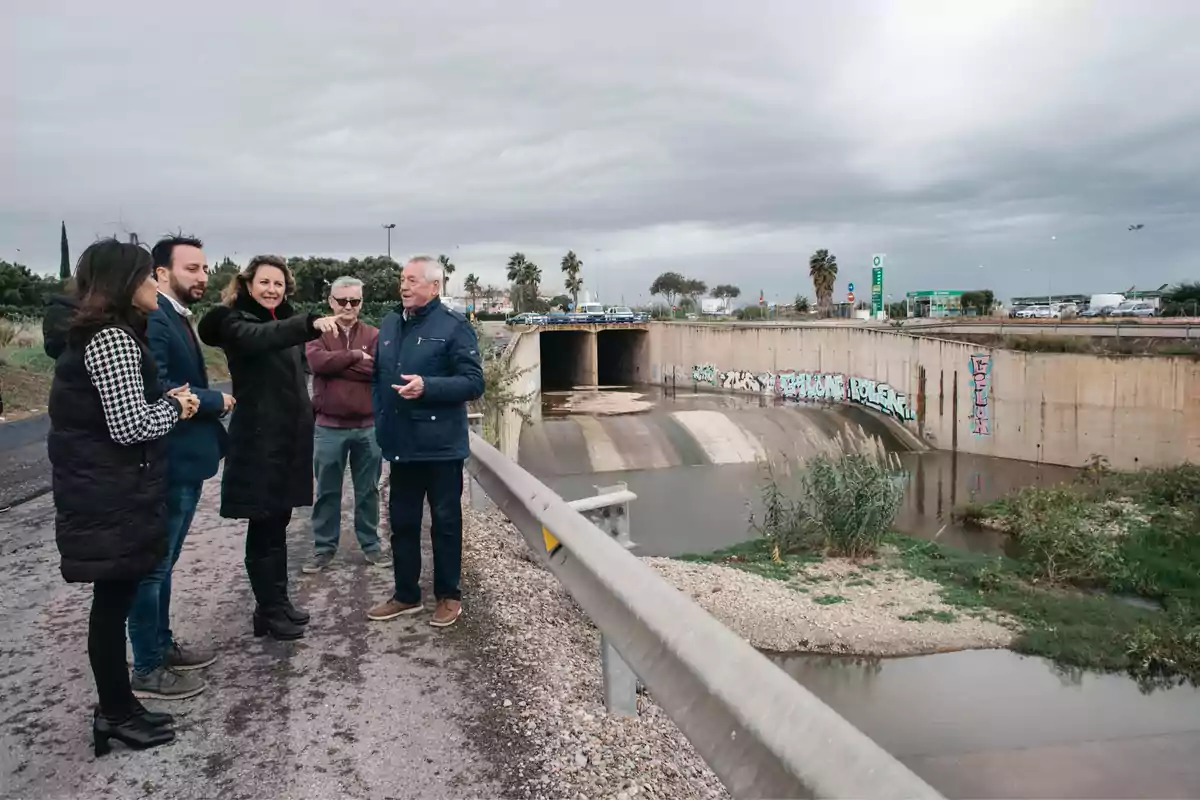 La Alcaldesa, Begoña Carrasco, durante la visita a las zonas de trabajo