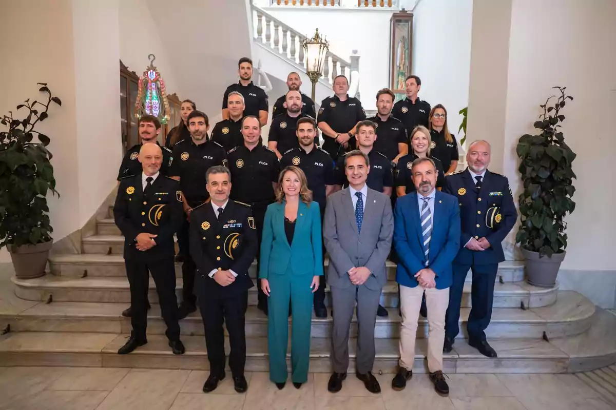 Begoña Carrasco, alcaldesa de Castellón, junto a policías y miembros de la corporación