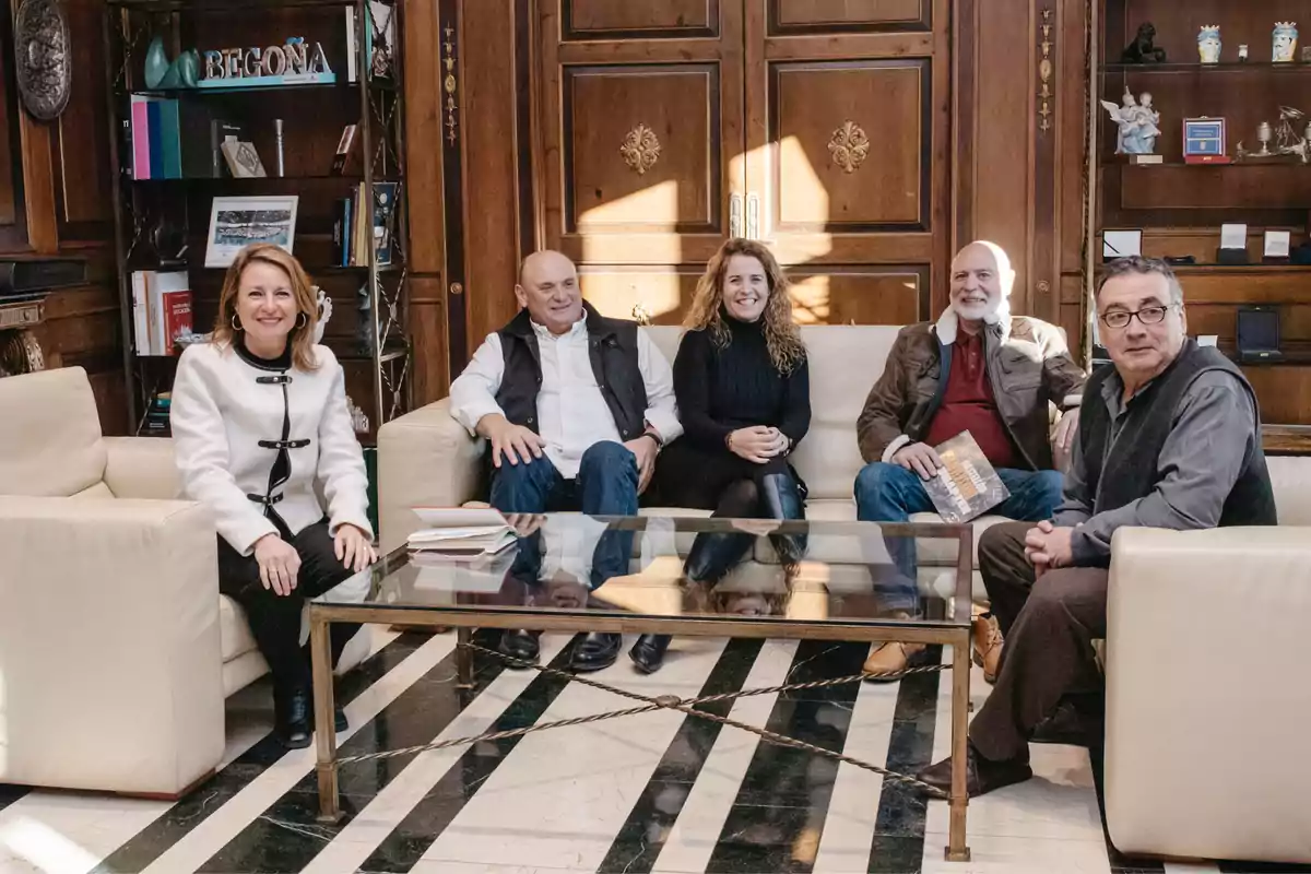 La alcaldesa de Castellón, Begoña Carrasco, reunida con la delegación del Harley-Davidson Castellón Chapter