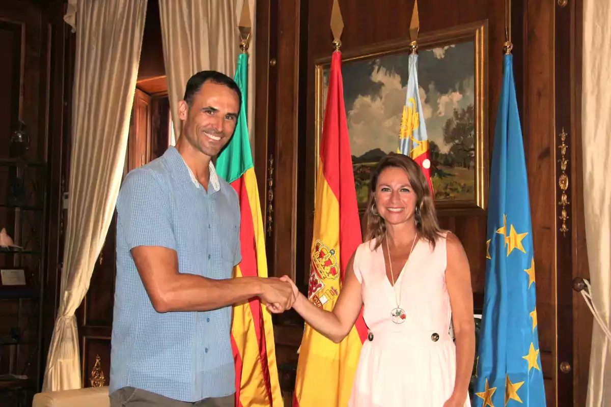 La Alcaldesa de Castellón, Begoña Carrasco, junto al jugador de vóley playa y medallista olímpico castellonense Pablo Herrera