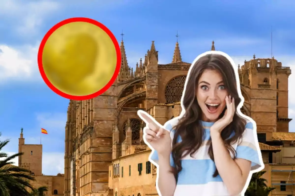 Una mujer sorprendida señala hacia un objeto borroso en el cielo frente a una catedral gótica con una bandera española ondeando en el fondo.