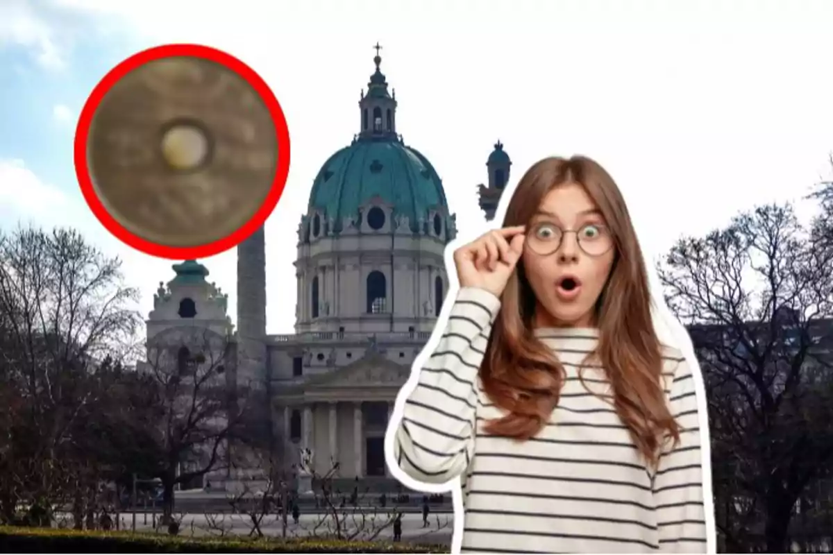 Una mujer sorprendida con gafas frente a un edificio histórico con una cúpula verde y un detalle circular ampliado en la esquina superior izquierda.