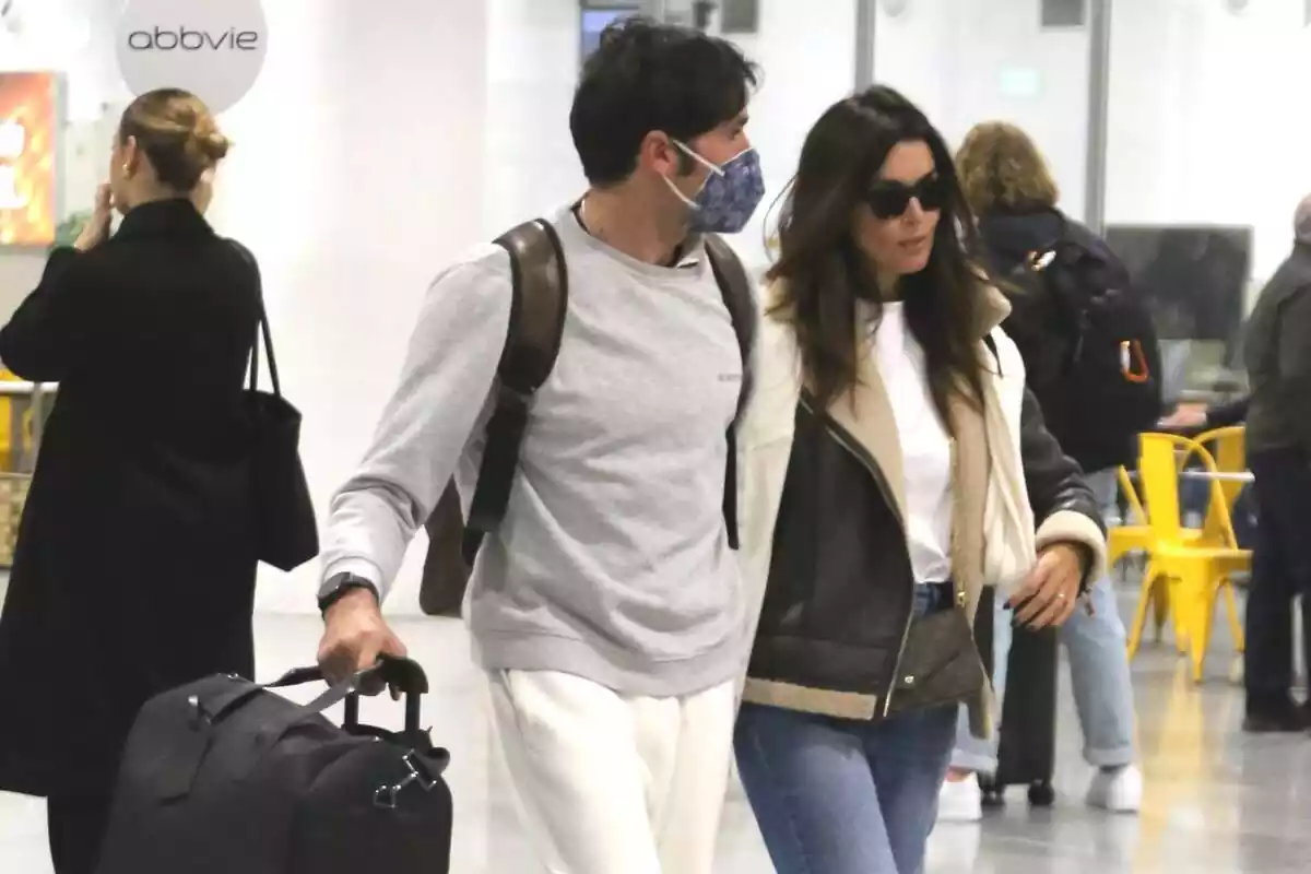 Plano corto de Cayetano Rivera y María Cerqueira a su llegada al aeropuerto, a 16 de enero de 2024, en Sevilla Plano corto de Cayetano Rivera y María Cerqueira a su llegada al aeropuerto, a 16 de enero de 2024, en Sevilla