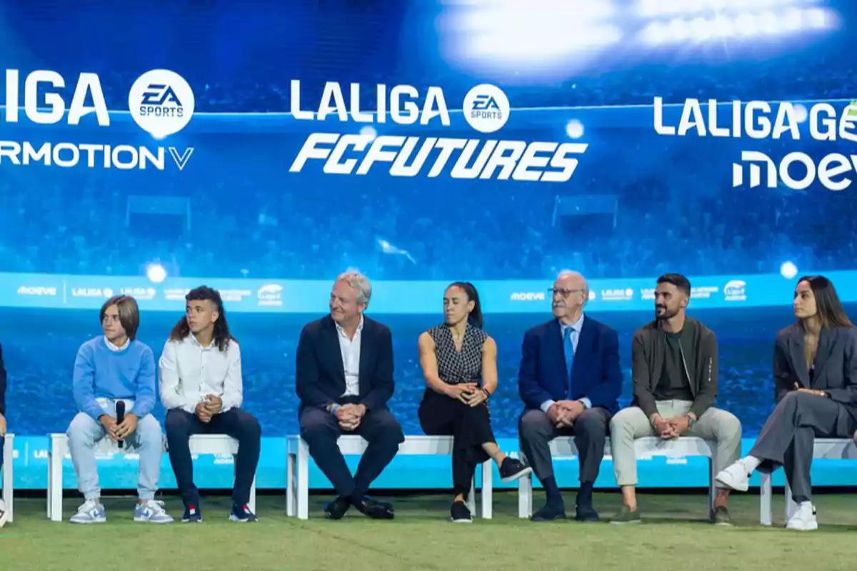 Un grupo de personas está sentado en un escenario con un fondo azul que muestra logotipos de LaLiga y EA Sports. Un grupo de personas está sentado en un escenario con un fondo azul que muestra logotipos de LaLiga y EA Sports.