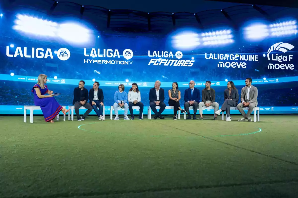 Un grupo de personas sentadas en un escenario con un fondo que muestra logotipos de LaLiga y EA Sports.