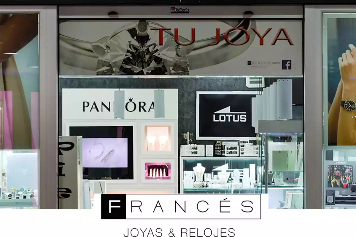 Fachada de una tienda de joyería y relojería llamada "Francés" que exhibe marcas como Pandora y Lotus.